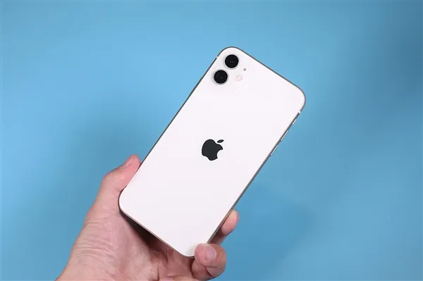 印度少年威胁不给买iPhone跳崖：结果一家三口坠崖